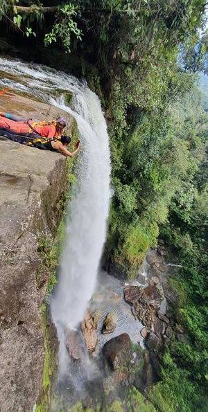 Personas visitando la Cascada del Fin del Mundo