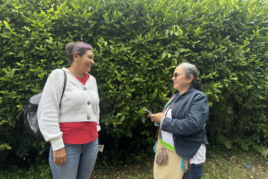 Mujeres conversando durante un encuentro comunitario